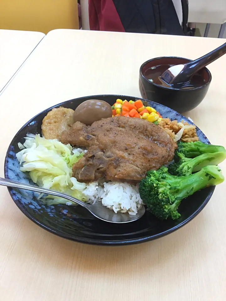 三商巧福 紅燒排骨飯。$104貴|Ginaさん