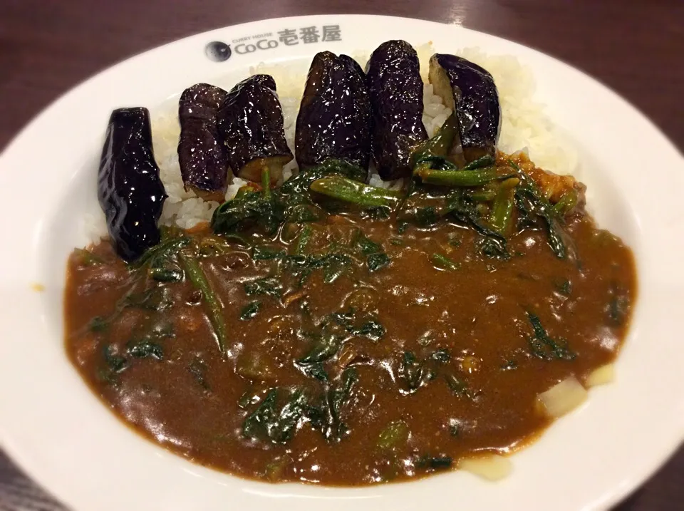 Snapdishの料理写真:CoCo壱番屋さんの「ほうれん草&茄子カレー」辛さは6🔥
チーズも入れた〜|アライさんさん