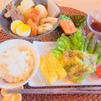 Snapdishの料理写真:今日の晩ごはん♡

おでん
水菜のチヂミ
明太卵焼き
サーモンのお刺身

和食が続いたから明日は洋食にしようかな(∩´͈ ᐜ `͈∩)･*♡|Tomoko Suzukiさん