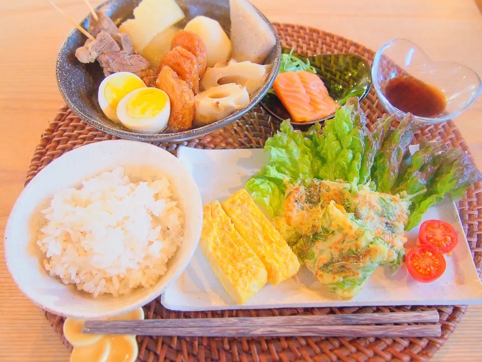 Snapdishの料理写真:今日の晩ごはん♡

おでん
水菜のチヂミ
明太卵焼き
サーモンのお刺身

和食が続いたから明日は洋食にしようかな(∩´͈ ᐜ `͈∩)･*♡|Tomoko Suzukiさん