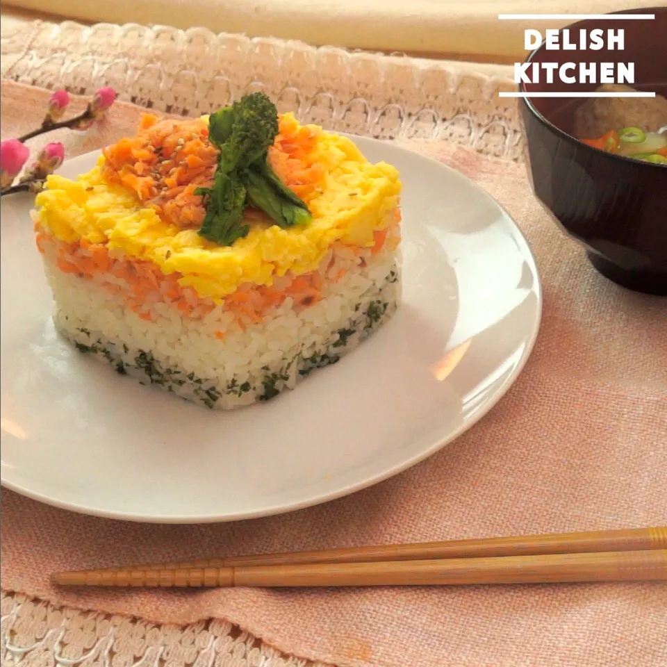 【動画】ひし餅風ケーキ寿司 #delishkitchentv|DELISH KITCHENさん