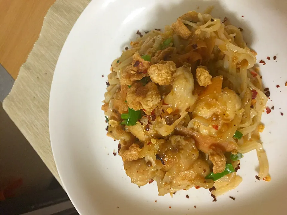 Chicken Pad Thai with pork crispy strips,|Jefferson M. Macalindongさん