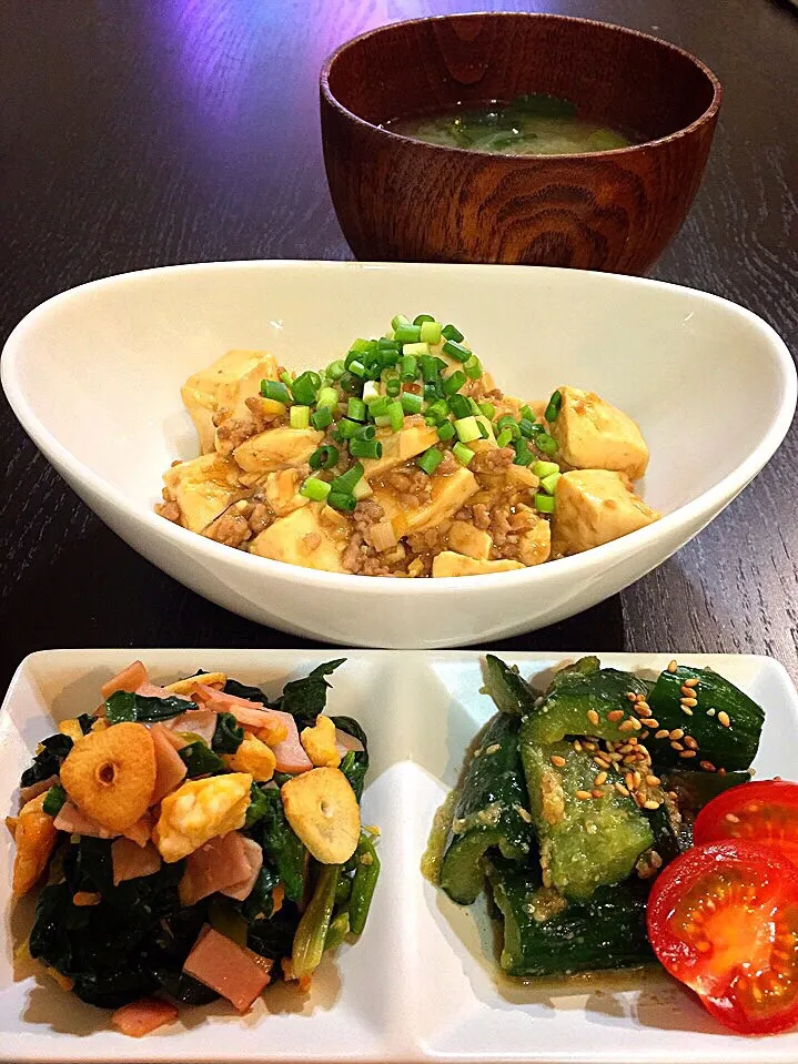 ⭐️ほうれん草のニンニク炒め
⭐️やみつきキュウリ
⭐️麻婆豆腐丼
⭐️小松菜と玉ねぎの味噌汁|よっちぃさん