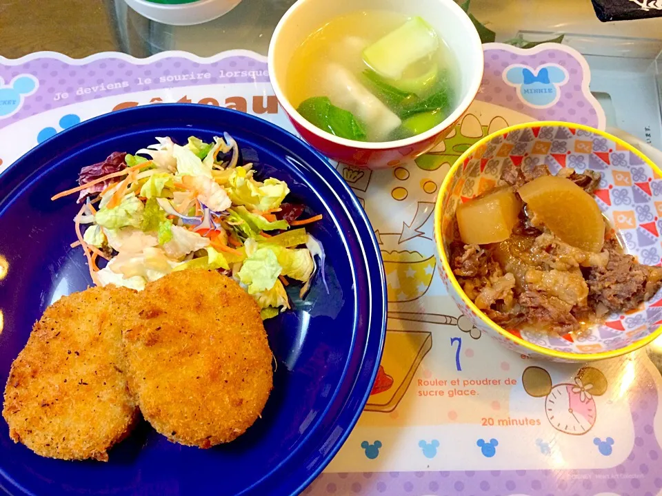 牛すじ入コロッケ
サラダ
水餃子とチンゲン菜のガラスープ
大根と牛肉煮|ゆきち♥︎⃛さん