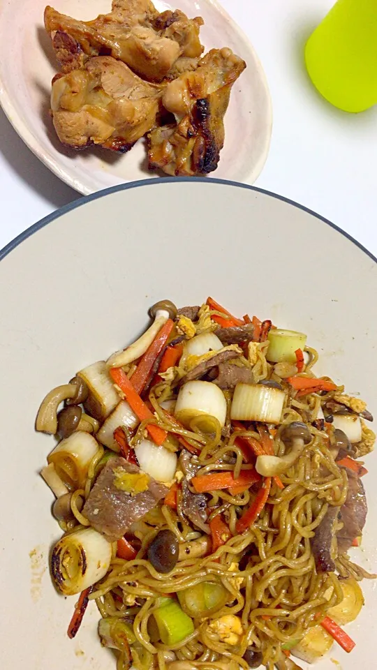 サラリーマンの晩飯
焼きそばと一晩漬け込んだ骨付き鳥|小次郎さん