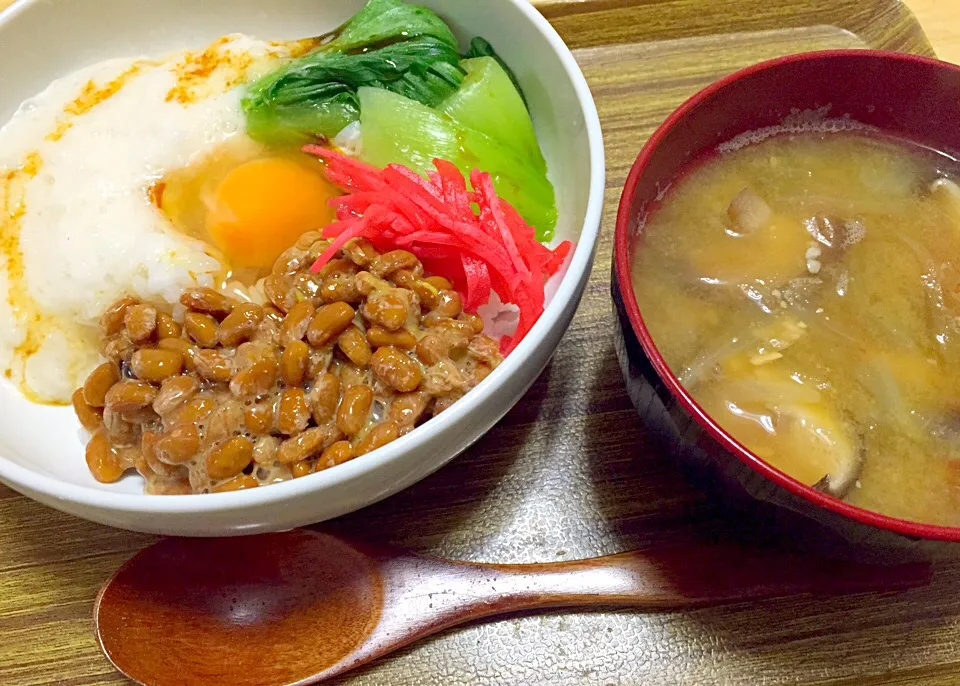 ネバ丼としいたけと玉ねぎの味噌汁♪|なささん