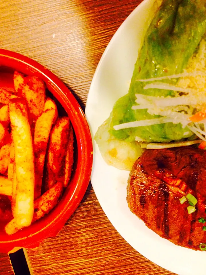 Cajun fries with garden greens and steak👌🏻🍴|Jo Aquinoさん