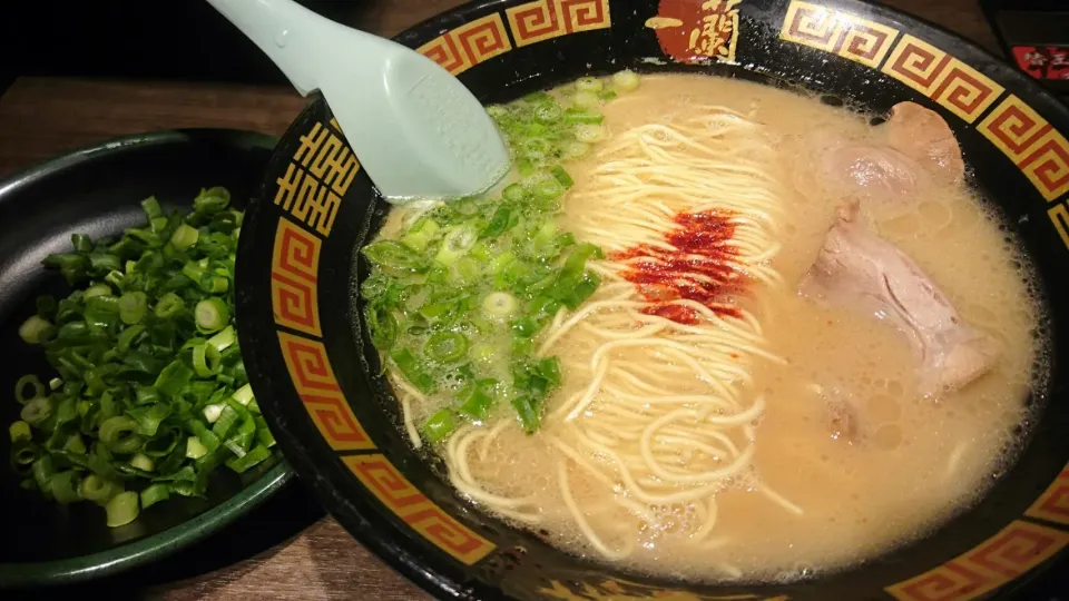 Snapdishの料理写真:とんこつラーメン|ボンゴさん