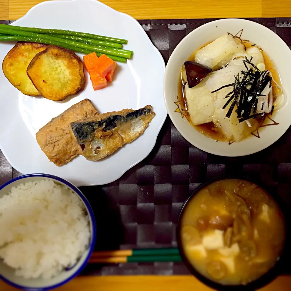 Snapdishの料理写真:鯖の味噌煮、にんにくの芽ソテー、さつまいもの素揚げ、人参グラッセ、なすと餅の揚げ出し、なめこ汁|いちごさん