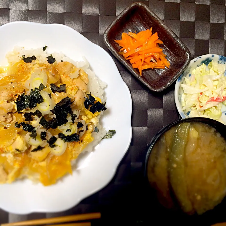 Snapdishの料理写真:親子丼、人参のナムル、キャベツとカニカマのサラダ、なすと大根のお味噌汁|いちごさん