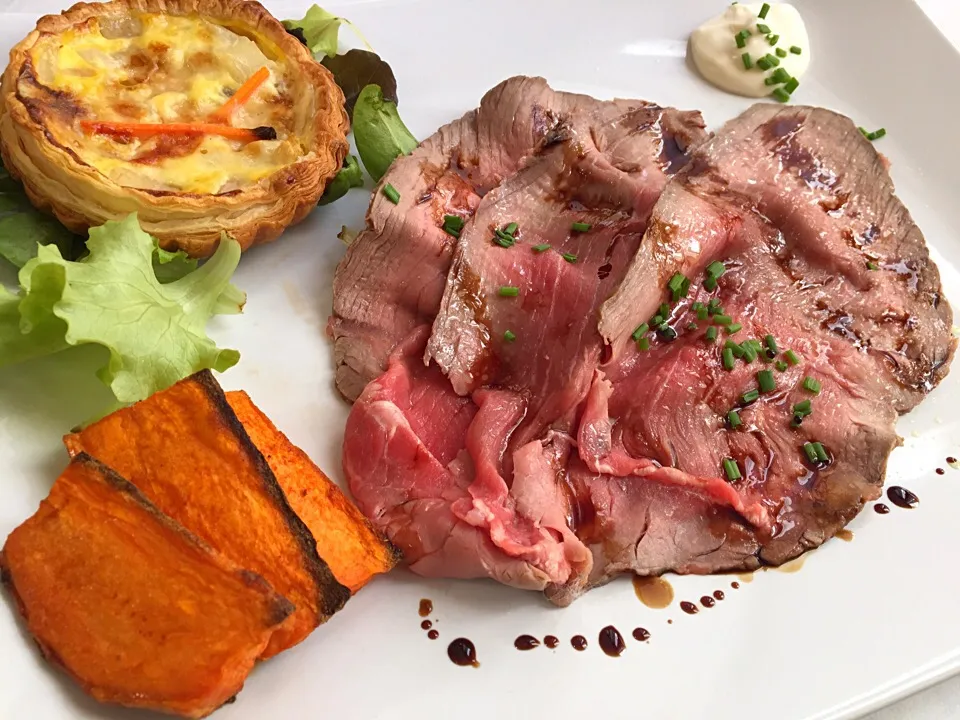 English roastbeef, celeriac pie with blue cheese sauce and sweet potatoes|laura giardinaさん