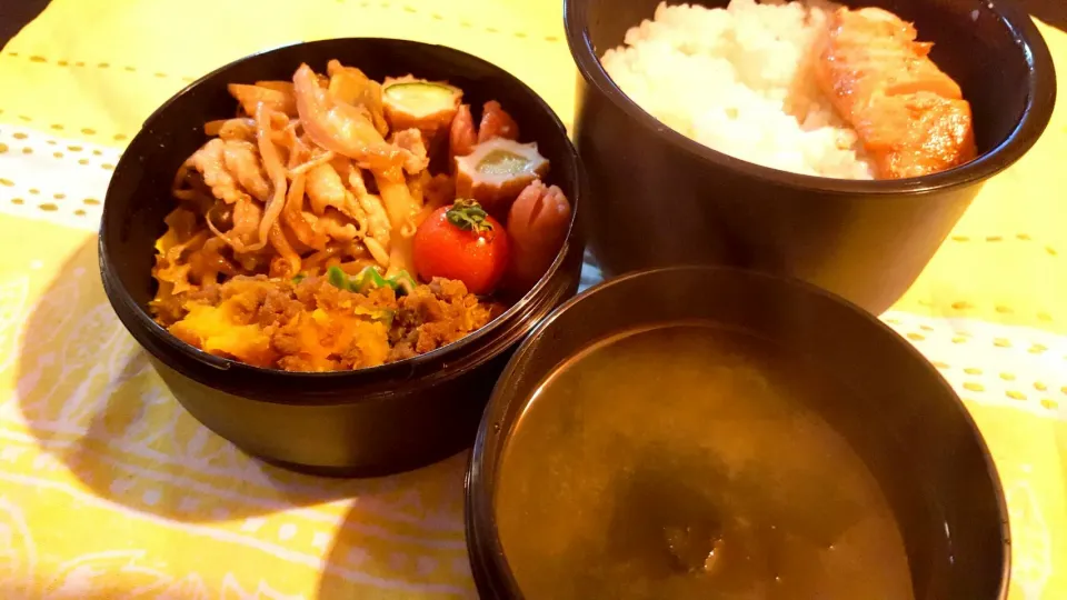 お弁当。豚ともやしのマヨポン炒めと南瓜のそぼろ餡掛けと焼きサーモンとお味噌汁。|エリカさん