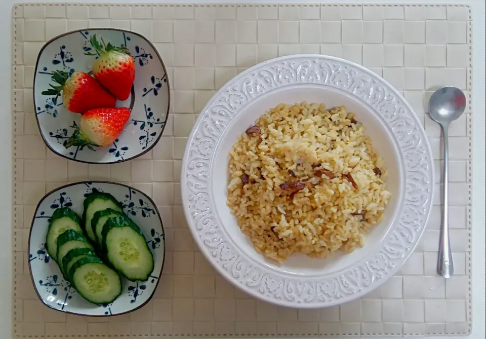 Breakfast: fried rice, strawberry, sliced cucumber.|Liciaさん