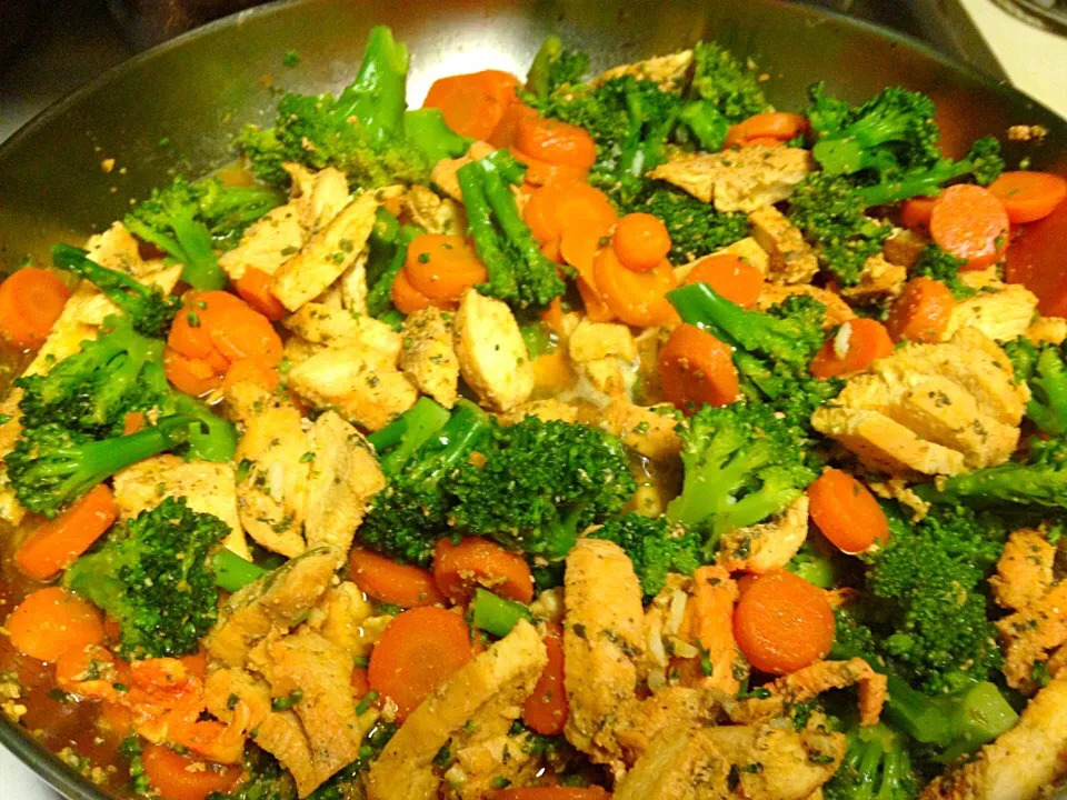 Sauté Chicken with Broccoli and Carrots|Lexi Jonesさん