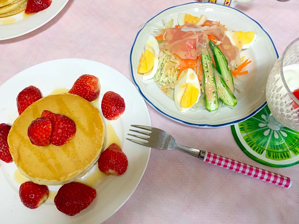 Snapdishの料理写真:ホットケーキ❤️❤️旦那が大好きなんです。なんとか頑張って朝食に登場させました。食事制限してても、食べられました。😄|ナタママさん