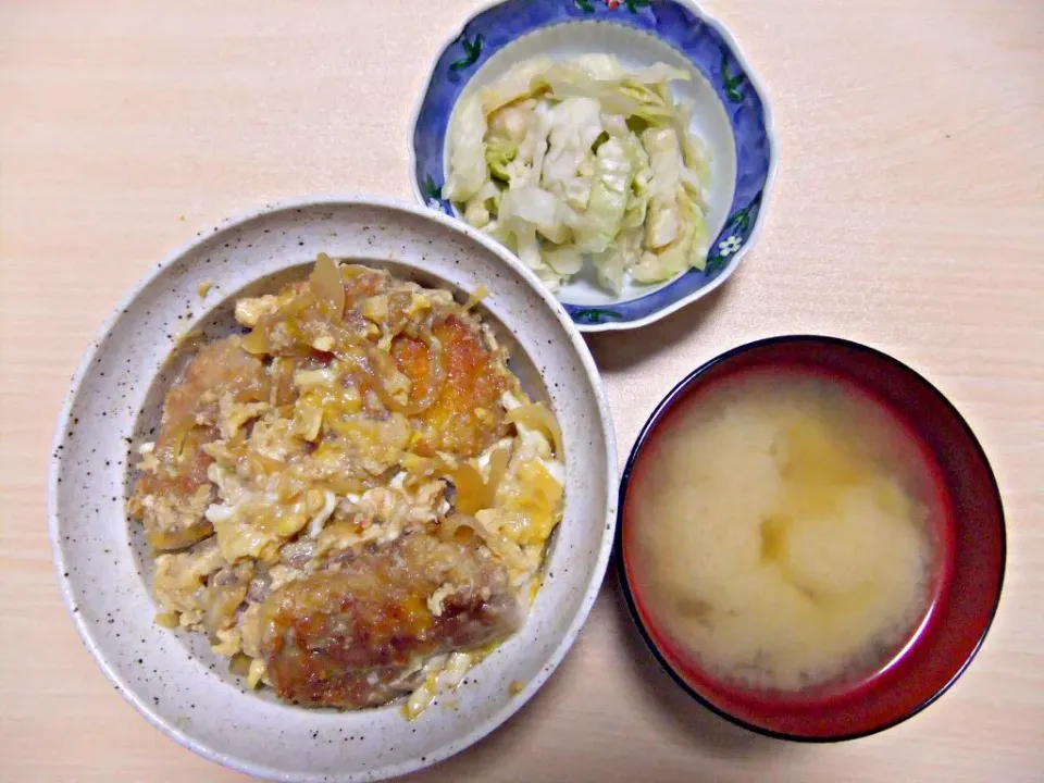 Snapdishの料理写真:１月６日 カツ丼 キャベツの浅漬け お味噌汁|いもこ。さん