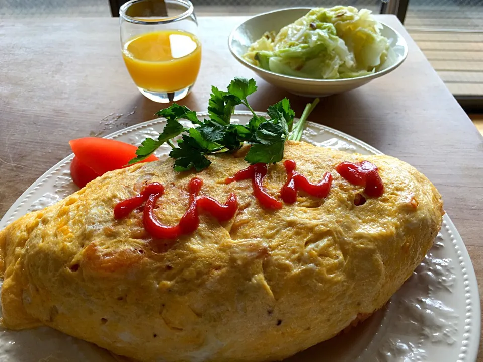 Snapdishの料理写真:きいこさんの料理 甘くて美味し〜い❤️ 春キャベツのホイル蒸し❤️ アンチョビとニンニクも挟みました🌟 と、巨大オムライス ５人分（≧∇≦）|てんてんさん