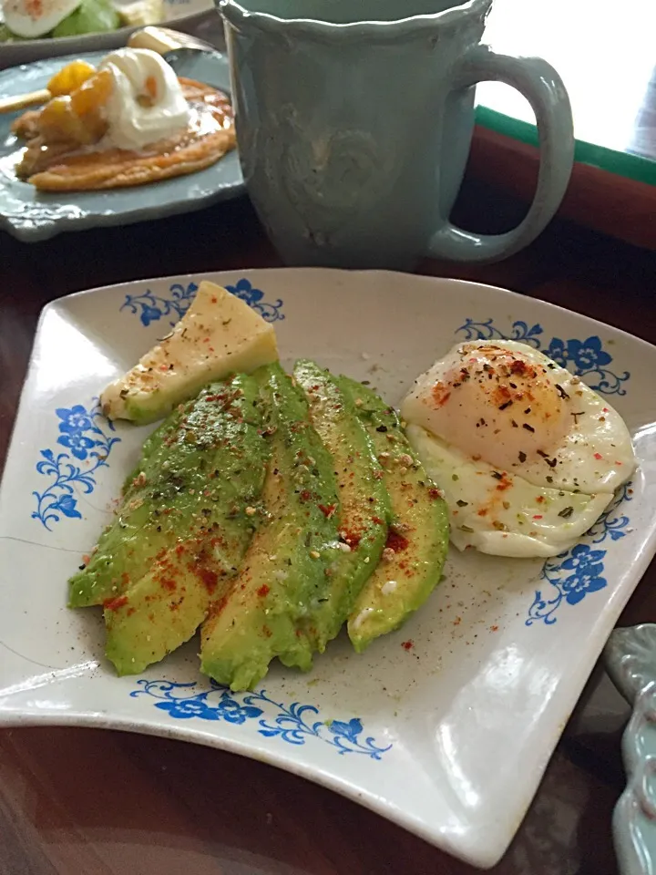 Avocado Brie Egg, Multigrain Pancakes, Coffee|Phoebeさん