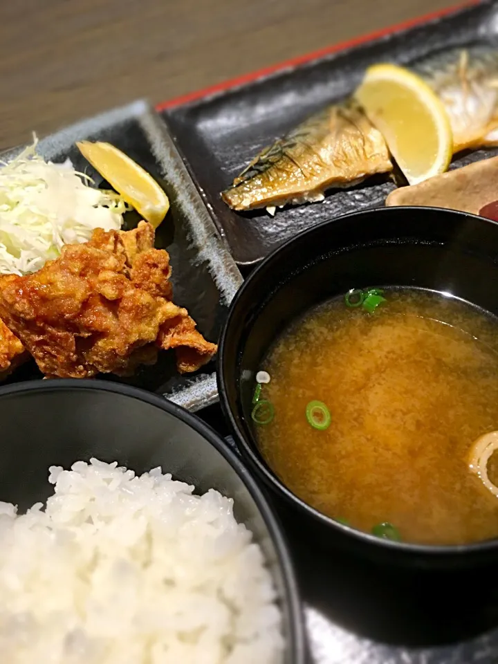 サバ塩焼きとユーリンチーの定食|しげさん