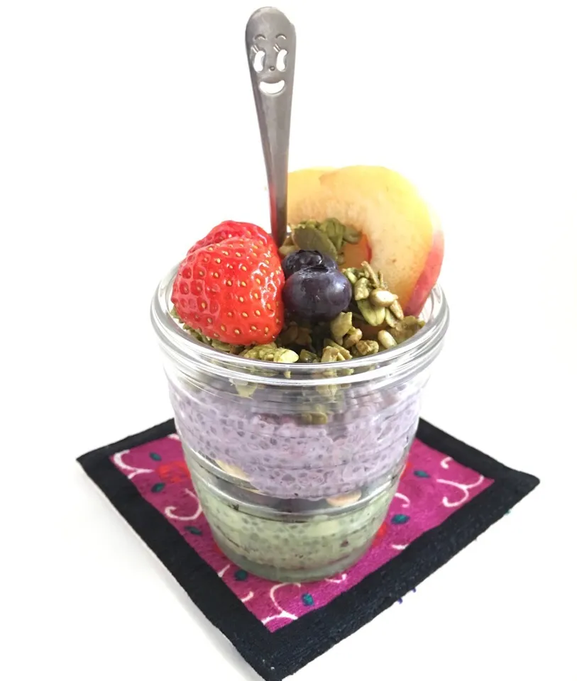 Matcha and maqui chia pudding layered with nuts, fruits and granola|coxiella24さん