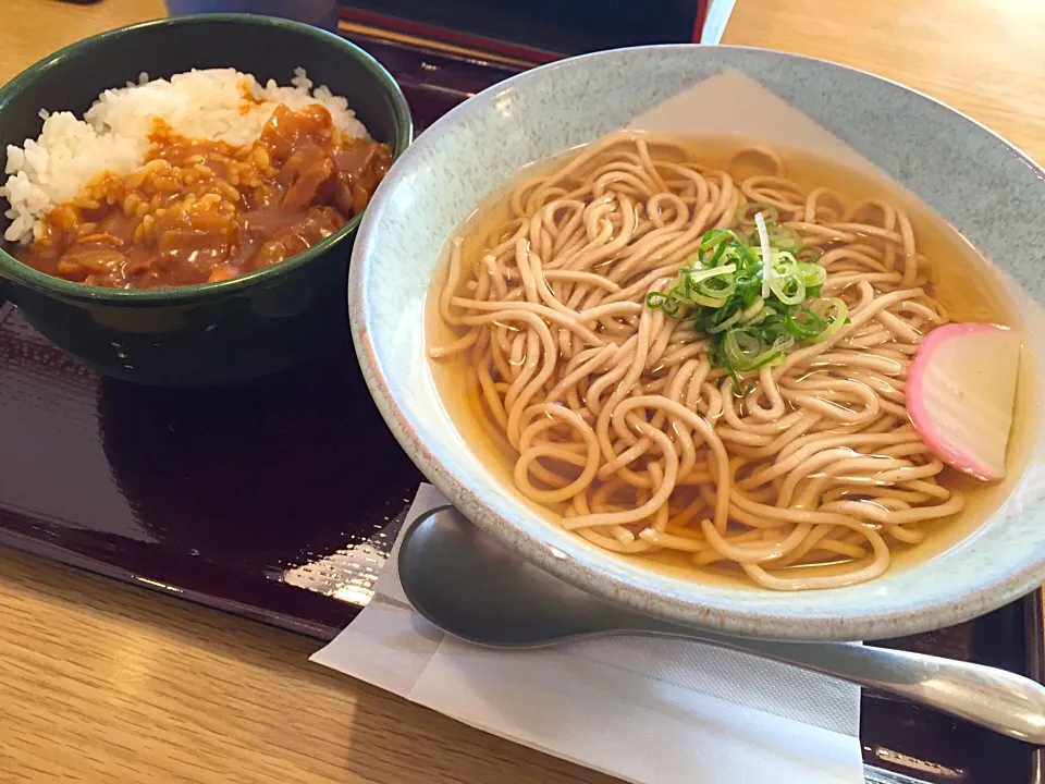 今日の阪急そば🍜は、豪華絢爛にもチキンカレー丼付き🍛
全然ダイエットになりませぬな🐷|にゃあ（芸名）さん