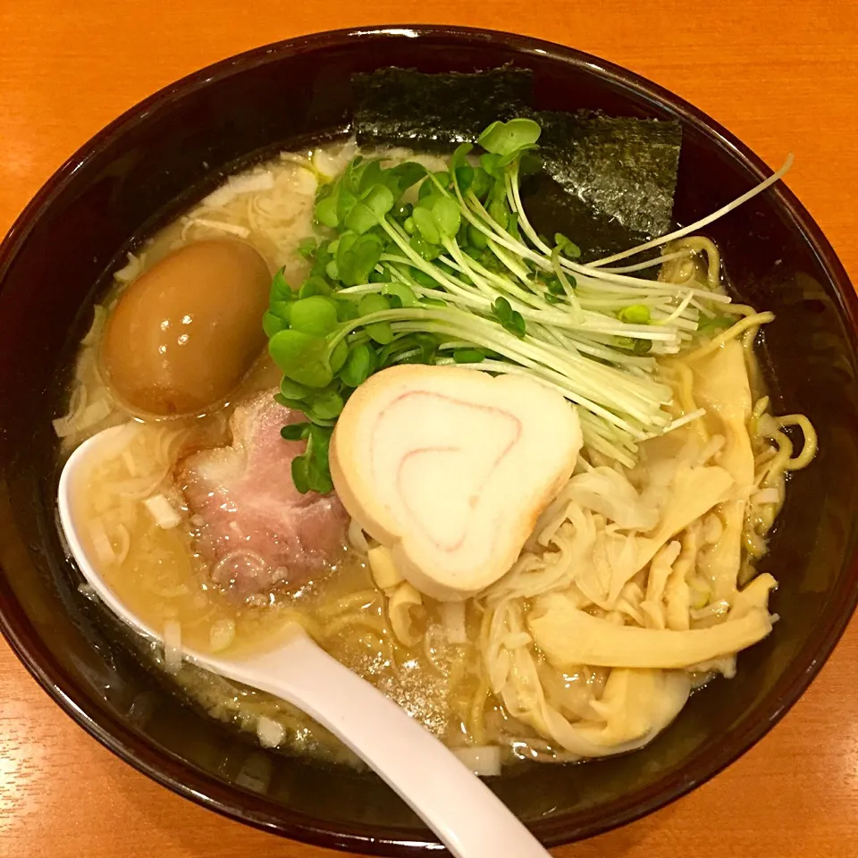 Snapdishの料理写真:山嵐Japan あっさり系煮干しと鯵のおさかなラーメン 数量限定平日のみ 玉子入り|カウンター嬢さん