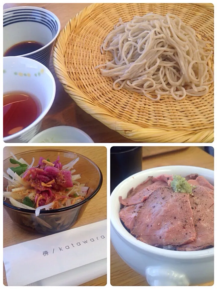 昼ごはん  もりそばと小ローストビーフ丼  画像はもりそば白 ここにもりそば黒が付く  そばは普通のつゆとトマトつゆの2種  ロービー丼は紫蘇の実と天かすがアクセントψ(｀∇´)ψ|ぽんたさん