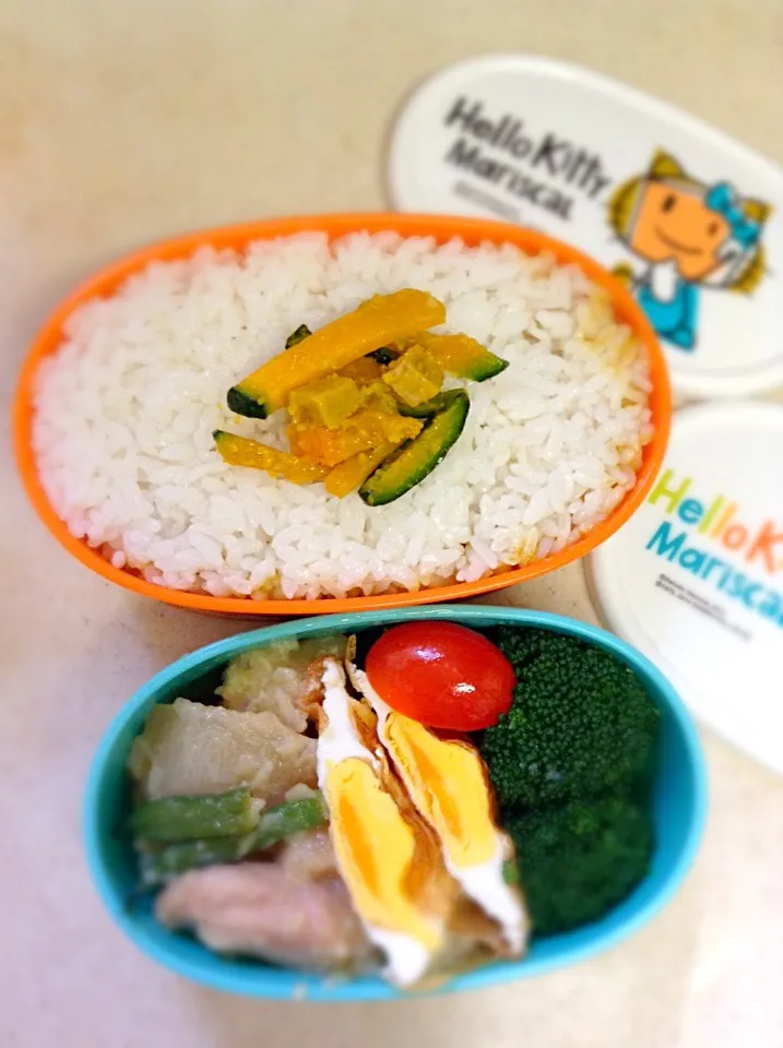 Snapdishの料理写真:Today’s lunch box for Honey. curry under the rice. ハニーのお弁当リクエストにお応えして。ごはんの下にカレー入ってます♪|hoppycowさん