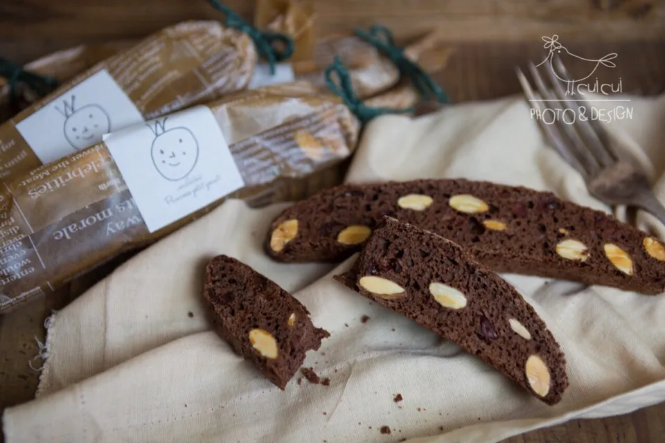 almond and cranberry Cocoa biscotti （ビスコッティ〜イタリアの固焼きビスケットのこと） ラテにひたして食べたいなぁ〜|Keibiさん