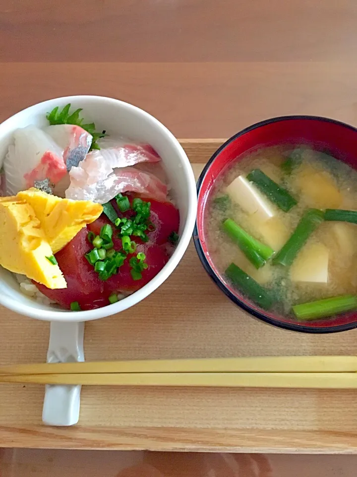 Snapdishの料理写真:娘のランチ🍴海鮮ちらし鮨|junjun86さん