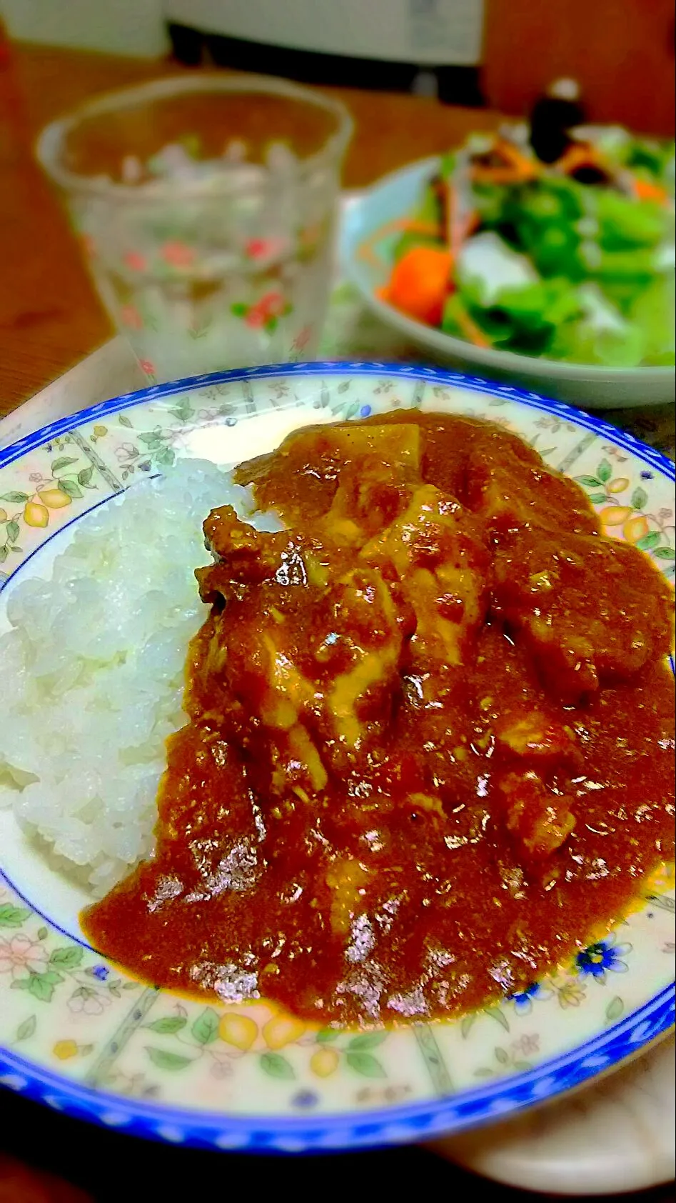 手羽元のカレー🍛
ルーを半分に、トマト缶でヘルシー✨|ちはるさん