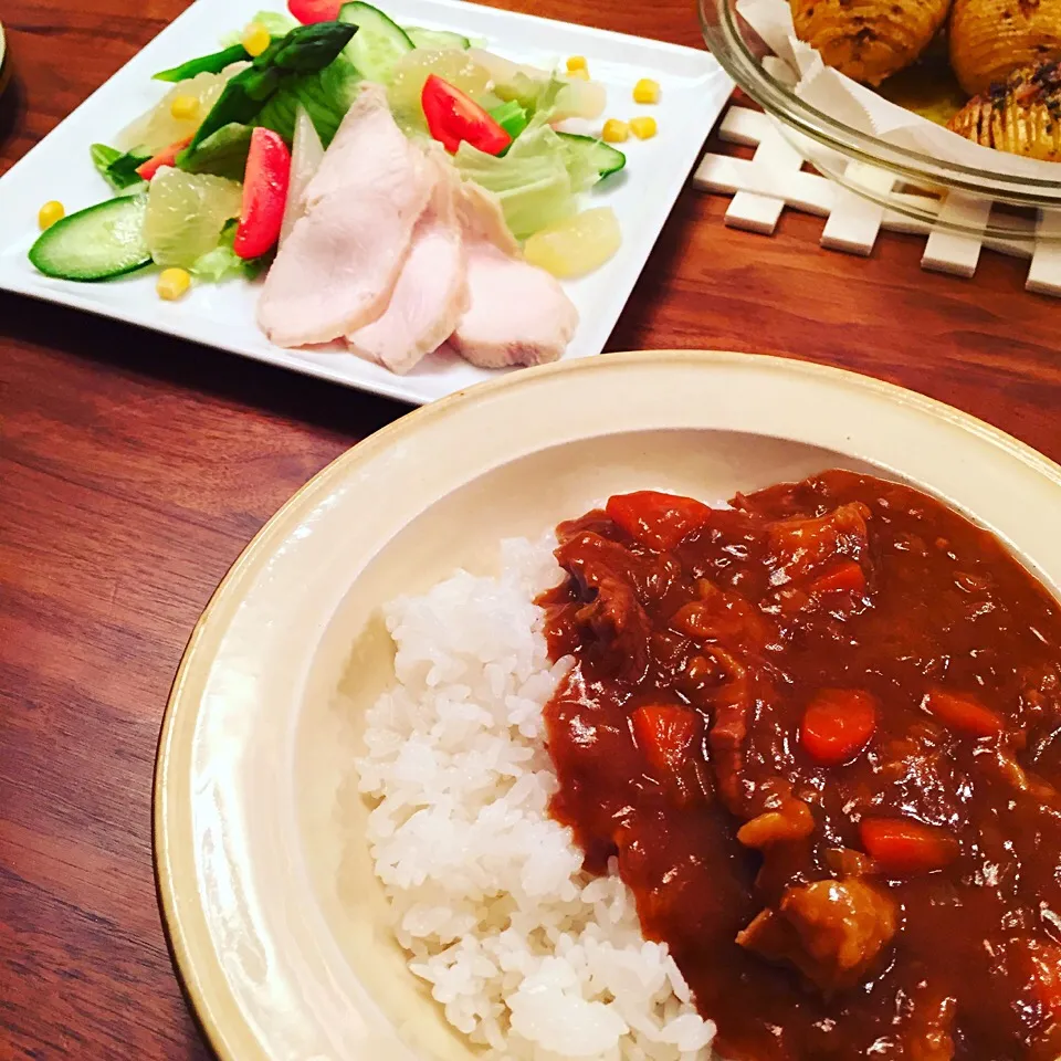 牛すじカレー 蒸し鶏と日向夏のサラダ|わるみさん