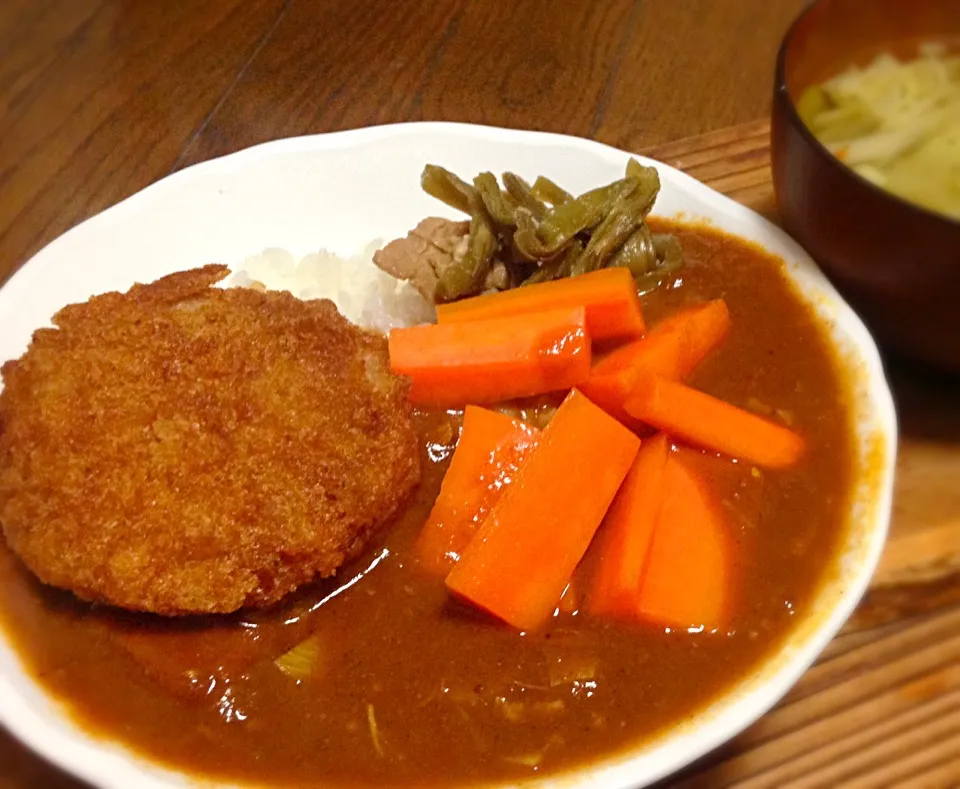 Snapdishの料理写真:単身赴任の晩ごはん  人参とメンチカツカレー 山くらげ炒め煮 野菜スープ|ぽんたさん