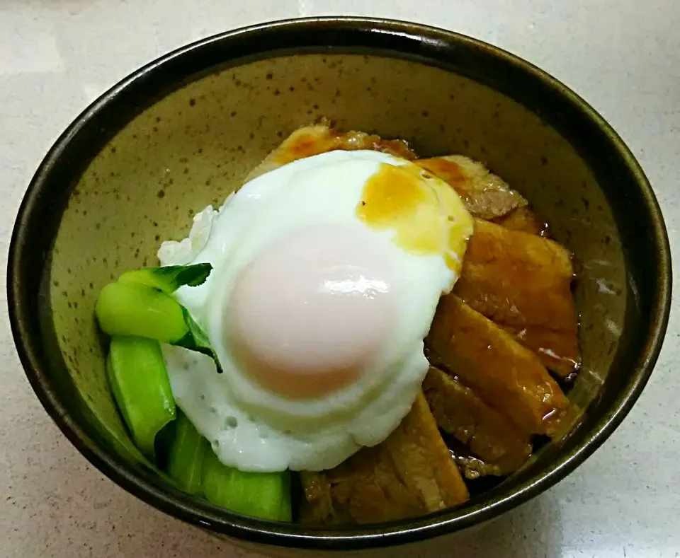 とろ～り豚バラ煮に目玉焼トッピング丼😋|あらいぐまのしっぽさん