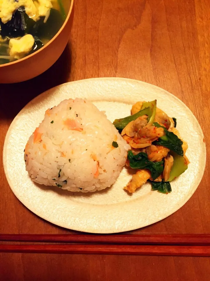 Snapdishの料理写真:あさりとチンゲンサイを炒めたもの。|White egg sesameさん