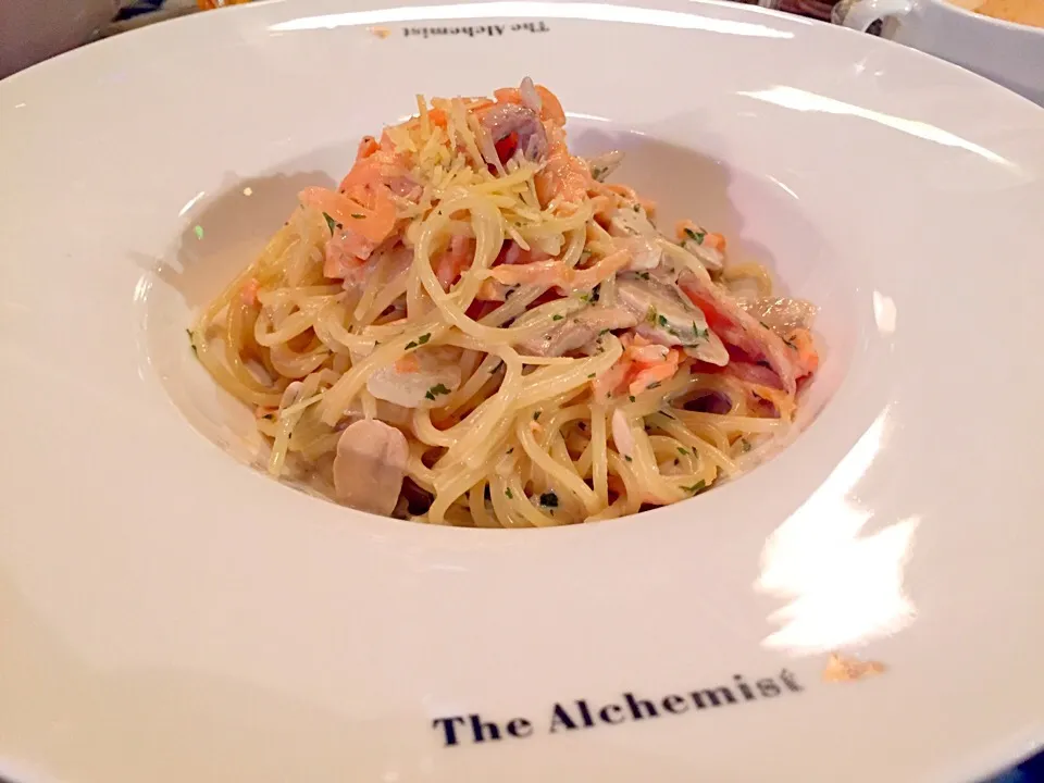 Spaghetti with smoked salmon & mushroom in cream sauce|Sky Blueさん