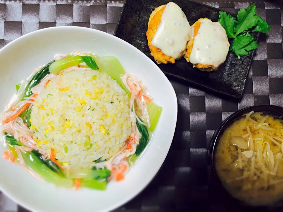 Snapdishの料理写真:かにかまと青梗菜のチャーハン🍚鶏つくね🐤舞茸と大根のお味噌汁|いちごさん