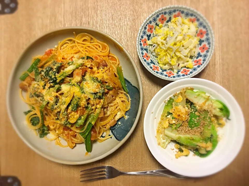 Snapdishの料理写真:ベーコンとほうれん草のトマトソースパスタ。|mitofuさん