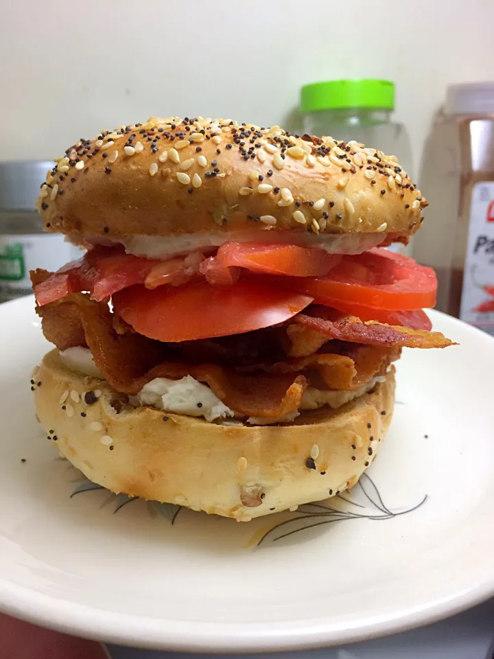 Everything Bagel w/ Cream Cheese, Bacon & Tomatoes|Milka Papricaさん