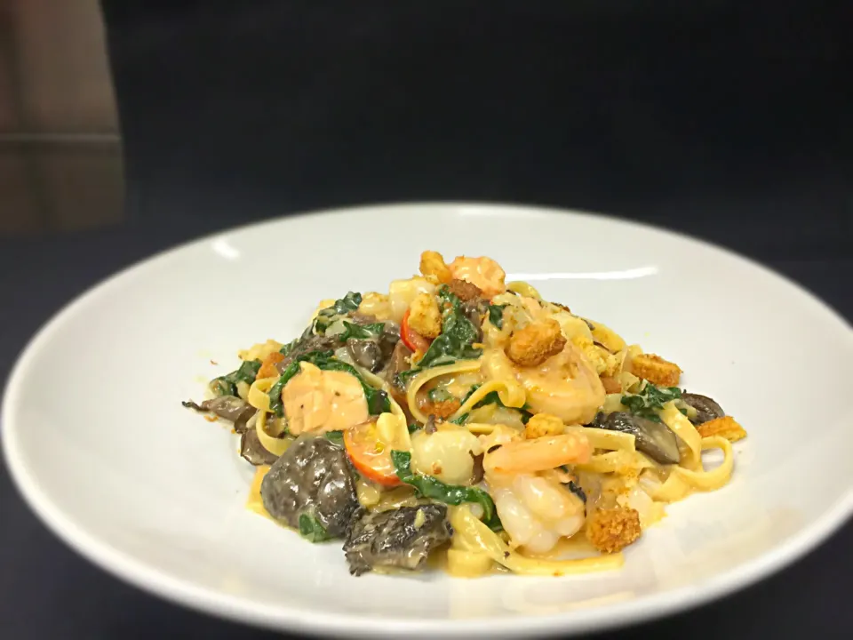 Fresh Bay Scallops, shrimp, salmon, cod, wild mushroom, Swiss chard, and tomato in a lobster cream sauce.|Greg Keatingさん