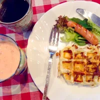 今朝の朝食。玉葱とチーズのワッフル|東 直美さん