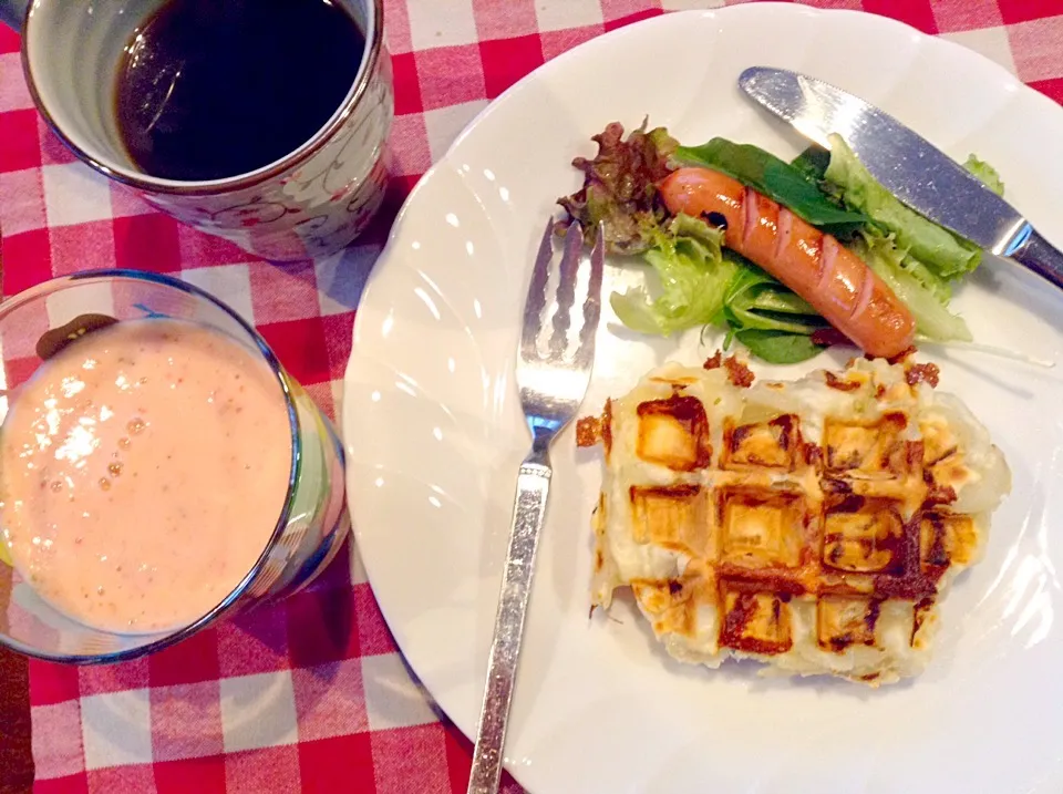 今朝の朝食。玉葱とチーズのワッフル|東 直美さん