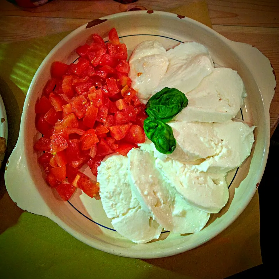 Mozzarella and tomatoes with basil|Stefan Labuschagneさん