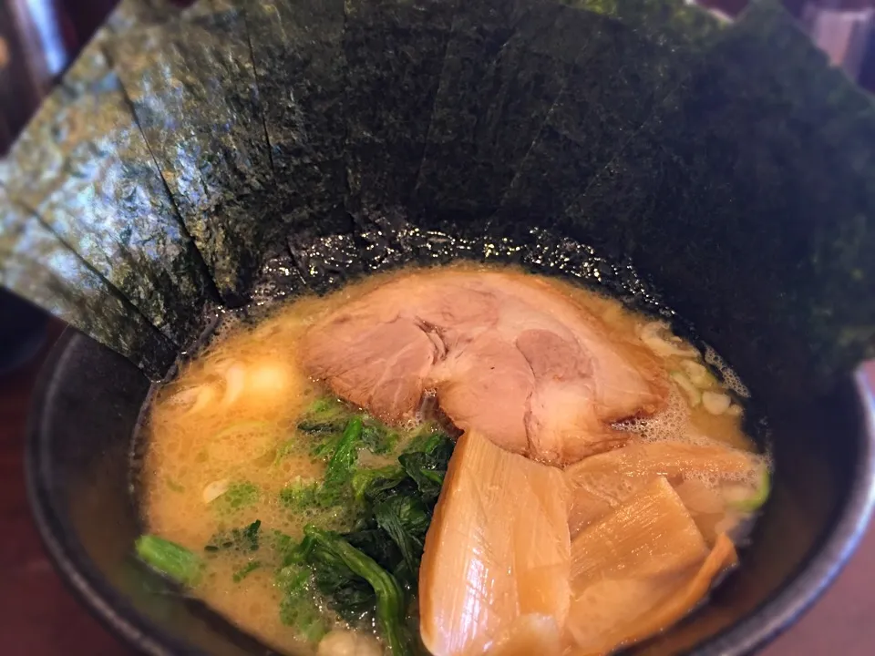 Snapdishの料理写真:豚骨醤油ラーメン＋海苔@西輝家・湘南台|らーめん好き！さん