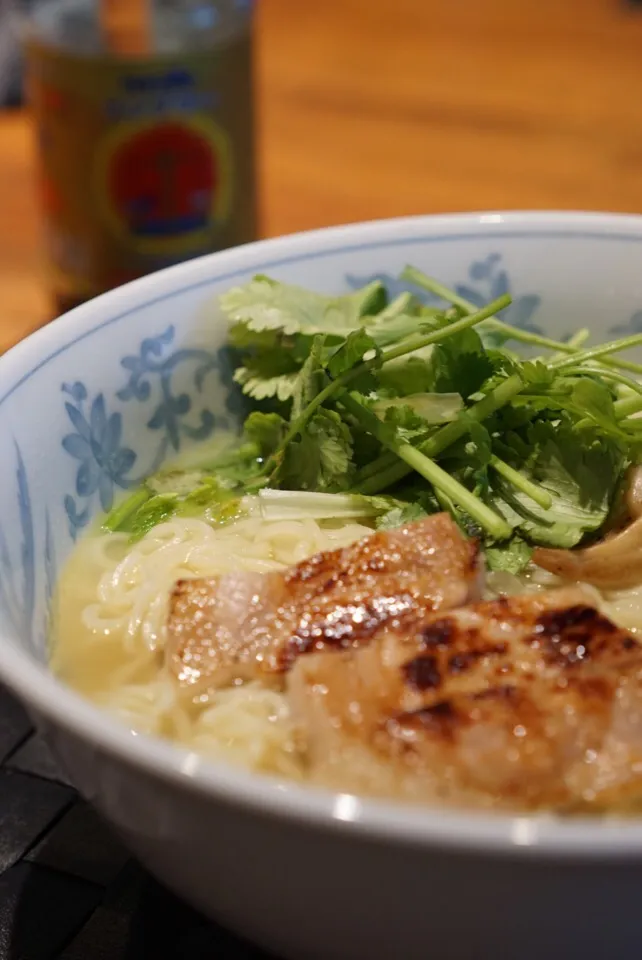 豚粕漬とパクチーの塩ラーメン！ナンプラーをたっぷりかけて♪|てつやさん