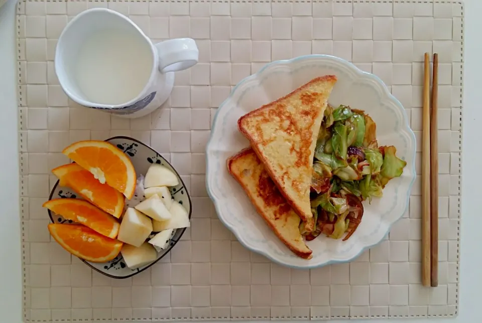 Snapdishの料理写真:Breakfast: french toast, fried cabbage with bacon, orange, apple, pitaya, and milk|Liciaさん