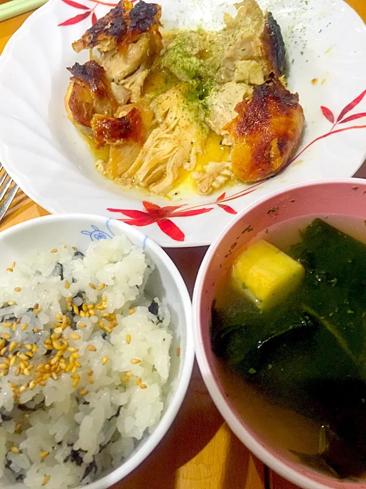 ローストチキン  ワカメとお麩のお味噌汁  韓国海苔の胡麻ごはん|ch＊K*∀o(^^*)♪さん