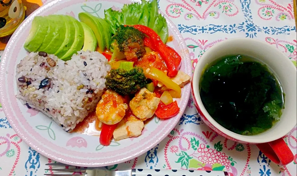 十八穀米ごはんとトマトチキン煮込み🍅
わかめスープ|kazuuさん