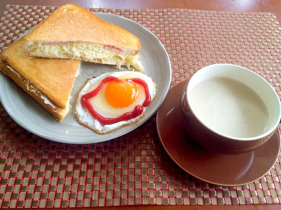 Snapdishの料理写真:Bacon&cabbage Hot sandwich🍞ﾍﾞｰｺﾝｷｬﾍﾞﾂのﾎｯﾄｻﾝﾄﾞ|🌈Ami🍻さん