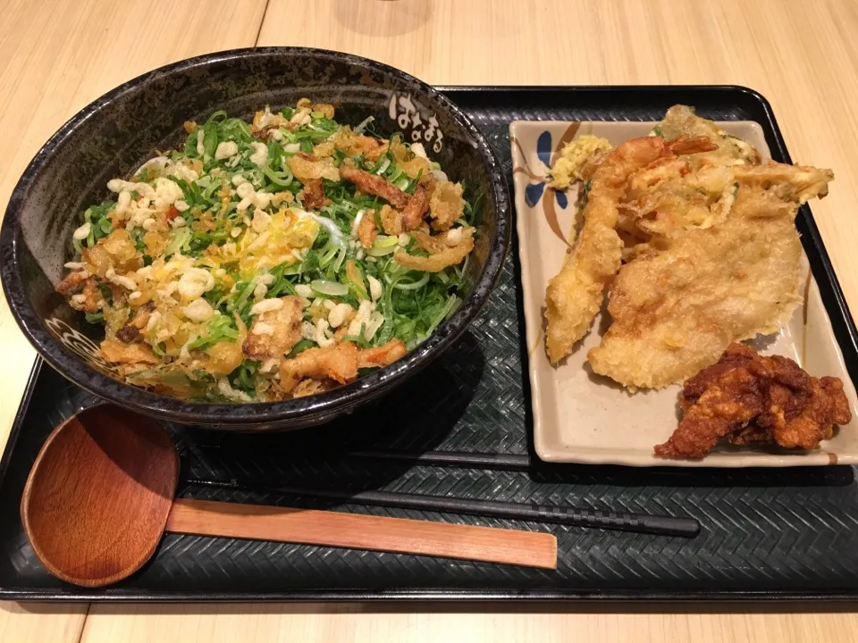 Snapdishの料理写真:香味油のねぎ盛りかま玉＋〔天ぷら〕かき揚げ、海老天、鶏天、唐揚げ|マロさん